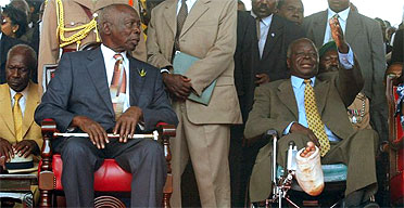 Former Kenyan president Daniel Arap Moi (left) with the current president, Mwai Kibaki